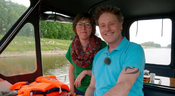 Bild 1 von 1: Drei Wasserstraßen, zwei Reisende, ein Hausboot: Stefan Pinnow (r) und seine Kapita?nin Christine Dru?hl schippern zuna?chst auf der Havel von Berlin u?ber Werder nach Brandenburg.