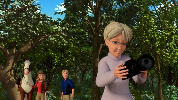 Bild 1 von 4: Fast wären Wendy und Christian mit Wendys Oma Herta im Wald zusammen gestoßen, die gerade im Wald Vögel für den Naturschutzverein fotografiert.