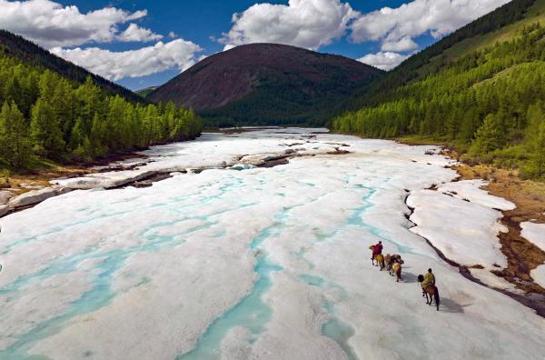 Bild 1 von 3: Der boreale Nadelwald, besser bekannt als Taiga: Für die Nomaden der Mongolei boten die Urwälder jahrtausendelang einen Lebensraum.