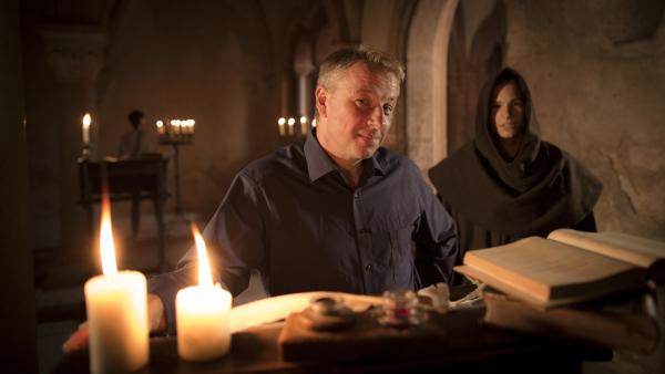 Bild 1 von 6: Professor Matthias Wemhoff beim Dreh im Kloster Bronnbach.