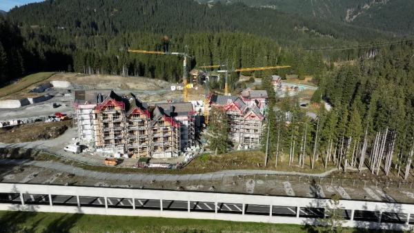 Bild 1 von 4: Im Bild: Pass Thurn, Großbaustelle des Luxusresorts Kitzbühel Alps. Seit Monaten stehen die Bautätigkeiten still.