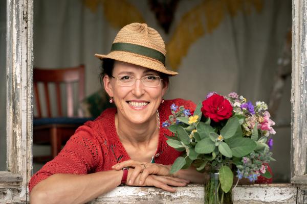 Bild 1 von 2: Martina Schwarzmann, Kabarettistin mit Kultstatus, begeistert in ihrem Bühnenprogramm \