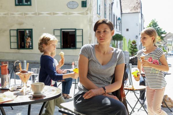 Bild 1 von 18: Im Bild (v.li.): Sebastian Haager (Leo Gruber), Martina Ebm (Tanja Gruber), Vanessa Eckhardt (Jenny Gruber).