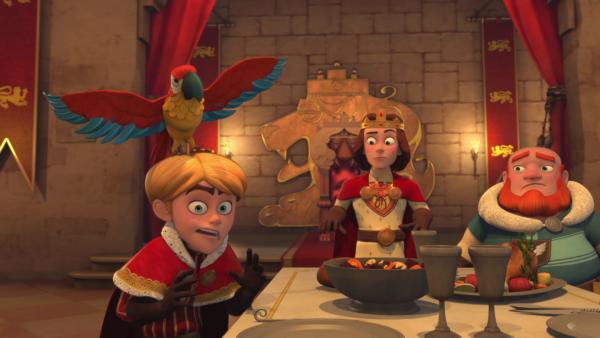 Bild 1 von 3: Plappermaul Papperlacacos hat es sich auf Prinz Johns (links) Kopf bequem gemacht.