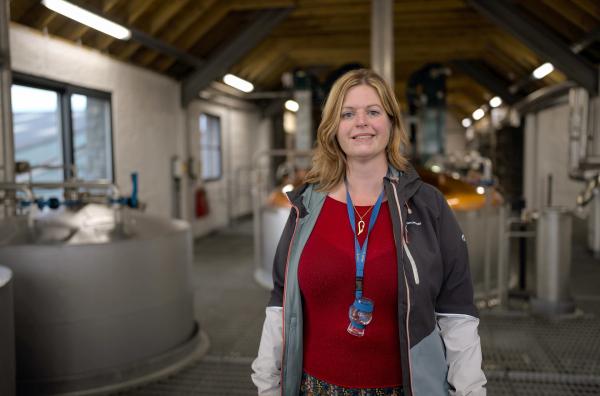 Bild 1 von 3: Die Besucher reisen von weit her an, um an der Islay Whisky Academy teilzunehmen, so auch Ines Zager aus Hannover.