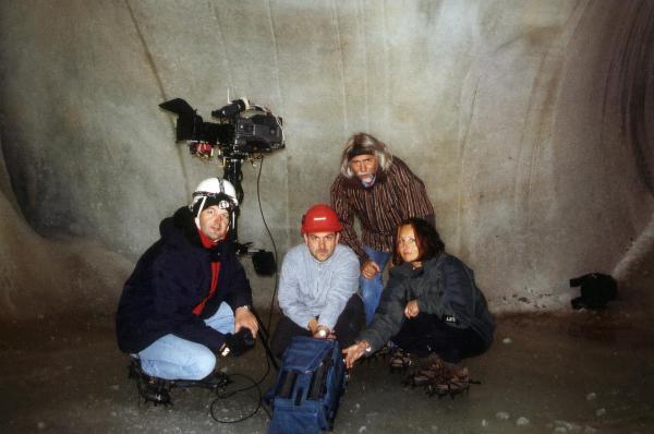 Bild 1 von 35: Im Bild: Team in der Dachstein Eishöhle (v.l.n.r.): Martin Gangl (Lichtmeister), Kamera Hubert Doppler (Kamera), Waltraud Paschinger (Gestalterin), Erich Pröll.