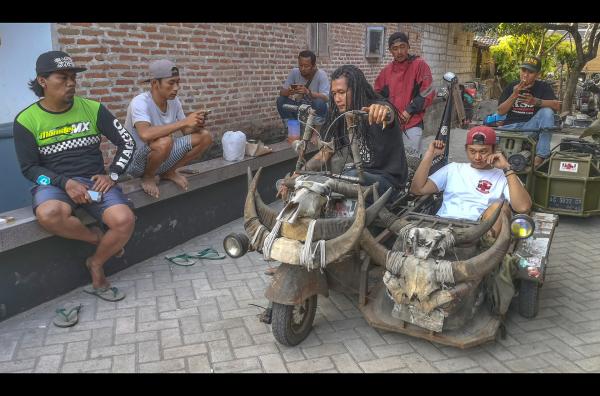 Bild 1 von 6: Die Mitglieder des RSJ-Vespaclubs haben ausschließlich Militär-Vespas und geben sich gern cool. RSJ bedeutet so viel wie \