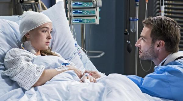 Bild 1 von 10: Inga (Kyra Sophia Kahre, l.); Michael Martin (Daniel Fritz, r.)