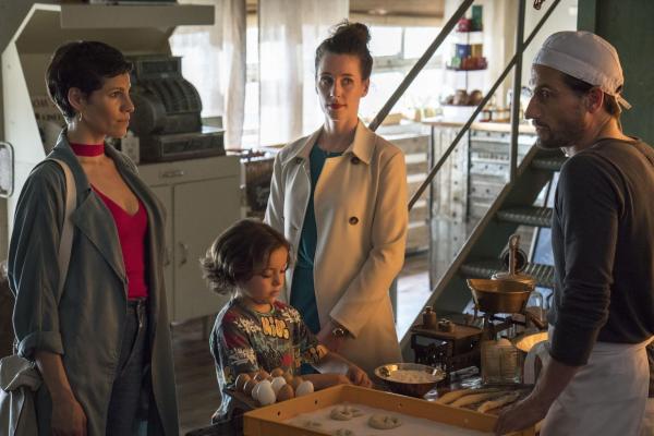 Bild 1 von 14: Fassungslos muss Charlotte (Jasmin Gerat, l.) erfahren, dass ihr New Yorker Lover (Oliver Mommsen, r.) Freundin (Katrin Höft, 2.v.r.) und Sohn (Franz Hagn, 2.v.l.) hat. Gut, dass sie als Flugbegleiterin ganz schnell Koffer packen kann ...