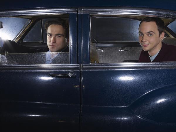 Bild 1 von 17: (2. Staffel) - Brilliante Physiker, die allerdings wenig Ahnung vom normalen Leben haben: Leonard (Johnny Galecki, l.) und Sheldon (Jim Parsons, r.) ...