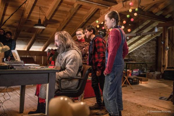 Bild 1 von 7: Im Bild: Elmer, Kip und Anna machen den wieder zum Leben erweckten Ötzi mit den Errungenschaften des 21. Jahrhunderts vertraut (von li nach re: Michael Smiley, Judah Cousin, Diego Delpiano, Amelia Bradley).