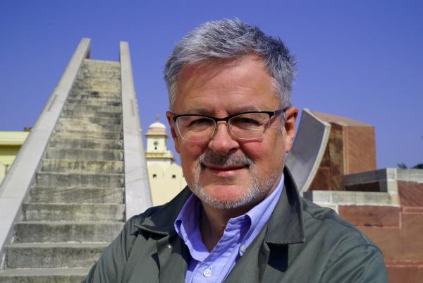 Bild 1 von 14: Mit den Instrumenten im Observatorium Jantar Mantar wurden die Positionen der Sterne gemessen. Je größer das astronomische Instrument der Sternwarte, desto präziser lassen sich Winkel bestimmen. Christopher Clark macht sich selbst ein Bild.