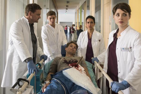 Bild 1 von 6: (v.l.n.r.) Dr. Marc Lindner (Christian Beermann); Jan Kästner (Raul Richter); Dr. Leyla Sherbaz (Sanam Afrashteh); Dr. Theresa Koshka (Katharina Nesytowa)