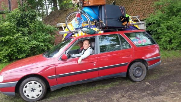 Bild 1 von 3: Wigald Boning (l.) und Bernhard Hoëcker (r.) haben allerlei Sachen zum Experimentieren mitgebracht. In dieser Folge benötigen sie etwa einen Supergrill, einen Kronleuchter und einen Flammenwerfer.