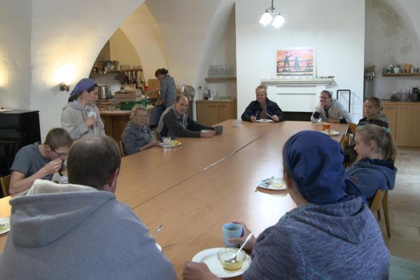 Bild 1 von 4: Gemeinschaft im Bruderhof Retz.