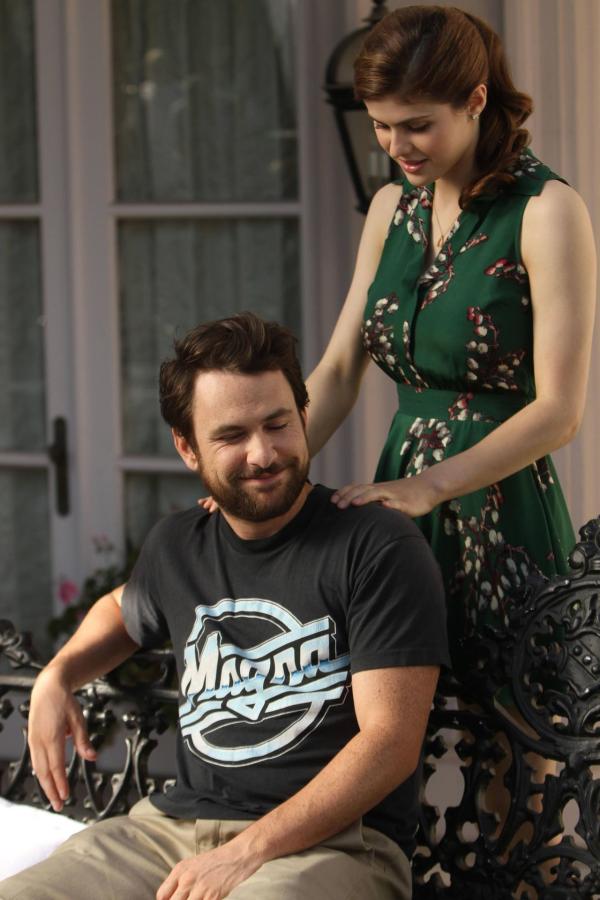 Bild 1 von 10: Charlie Kelly (Charlie Day ,l.); Ruby Taft (Alexandra Daddario, r.)