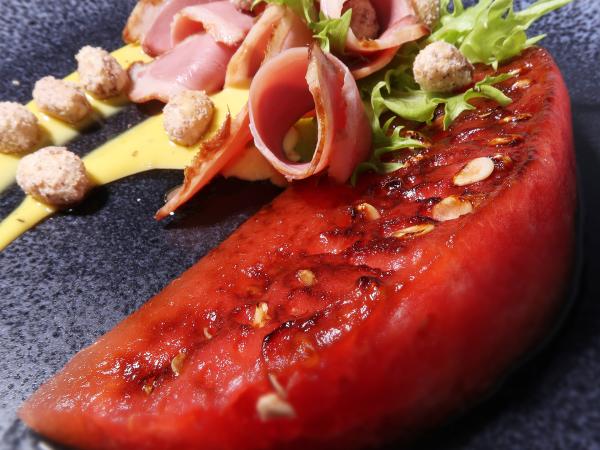 Bild 1 von 21: Gegrillte Melone mit geräucherter Entenbrust.