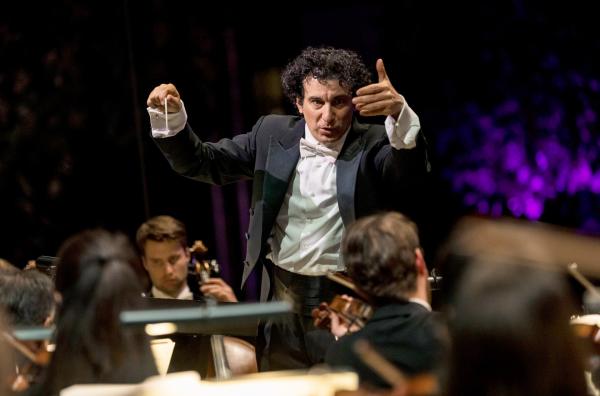 Bild 1 von 2: Chefdirigent Alain Altinoglu hat sich für seine Zeit am hr-Sinfonieorchester vorgenommen, \