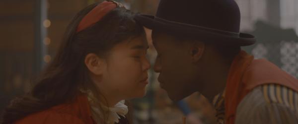 Bild 1 von 3: Josie (Yuki Sutton) küsst Will (Nana Agyeman-Bediako). Aber weiß Will wirklich, was er tut?