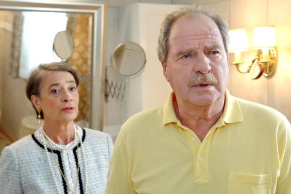 Bild 1 von 13: Im Bild: Monica Bleibtreu (Maria Schröder), Friedrich von Thun (Josef Schröder).