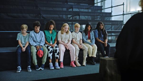Bild 1 von 2: Ville (Benjamin Willamo), Ronya (Meilinn Dominguez), Lumi (Mai Aalto), Susi (Silmu Ståhlberg) werden von Marjatta gerügt, weil sie etwas Unerlaubtes getan haben.