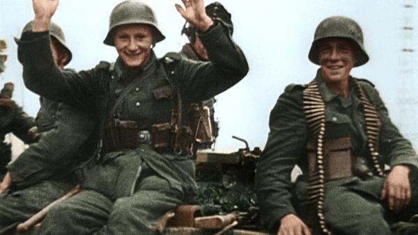 Bild 1 von 2: Ideologisch erzogene Teenager, vom NS-Regime an der Front in der Normandie verheizt: Die jungen Männer der 12. SS-Panzerdivision \
