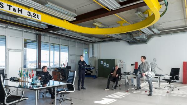 Bild 1 von 9: Die Ermittler (Mathias Junge, l., Isabel Berghout, 2.v.l.) finden heraus, dass Julius das Geld von seinen Arbeitgebern, den smarten Start-up-Unternehmern Sebastian Koch (Ulf Schmitt, r.) und Patrick Schott (Benjamin Kramme, 2.v.r.), als Bonus erhalten hat. Die beiden geben sich als großzügige Gönner aus, doch wollten sie mit dieser großen Summe etwas kaschieren?