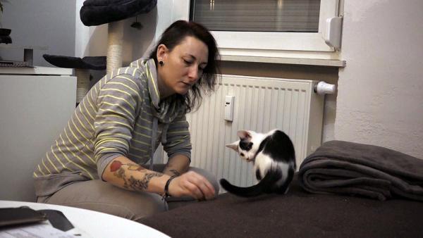 Bild 1 von 6: Sabrina hat aufgrund ihrer auffallenden Optik ihren Bürojob verloren und ist seit knapp zwei Monaten auf Arbeitssuche.