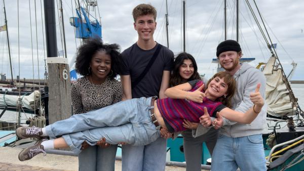 Bild 1 von 1: Die Allstars-WG geht wieder an Land - Die gemeinsame Zeit auf dem Segelschiff neigt sich dem Ende zu!© ZDF/Georg Bussek - Honorarfreie Verwendung gemäß AGB im redaktionellen Zusammenhang mit genannter Sendung bei Nennung \