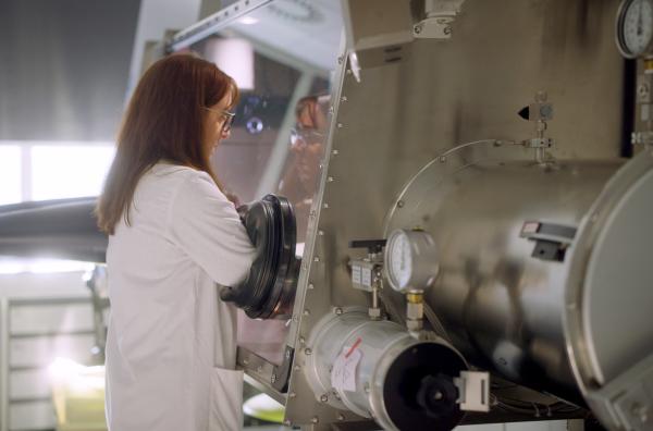 Bild 1 von 3: Die französische Mikrobiologin Lucie Etienne Mesmin untersucht Nanokunststoffe und leitet eine Studie zur Darmmikrobiota ? denn Plastik kann die Darmgesundheit beeinträchtigen.