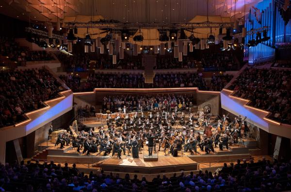 Bild 1 von 4: Die Berliner Philharmoniker und ihr Chefdirigent Kirill Petrenko präsentieren zum Jahresausklang ein mitreißendes russisch-italienisches Programm.