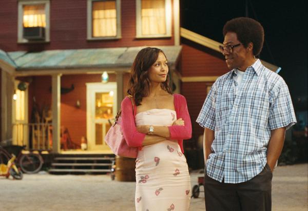 Bild 1 von 4: Bei einem Puppenspiel im Waisenhaus begegnet Norbit (Eddie Murphy, r.) seiner ersten Liebe Kate (Thandiwe Newton, l.) wieder und verliebt sich erneut in sie.