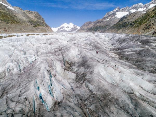 Bild 1 von 4: Auf dem Aletschgletscher gefährden tiefe Eisspalten die Wanderer.