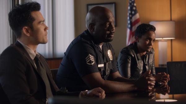 Bild 1 von 3: Officer Wade Grey (Richard T. Jones, M.), Officer Nyla Harper (Mekia Cox, r.) und Chris Sanford (Kanoa Goo, l.) gehen auf der Polizeistation eine Kooperation mit Elijahs Anwältin ein.