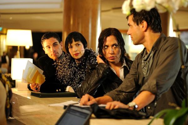 Bild 1 von 12: Verena (Simone Thomalla, 2.v.r.) kommt mit Leon (Kai Schumann, r.) in ihrem Hotel an und trifft auf Estella Da Silva (Helen Schneider, 2.v.l.) mit ihrem Kollegen Juan (Roberto Guerra, l.)