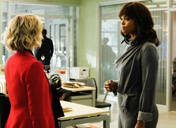 Bild 1 von 18: Lizzie Needham (Bojana Novakovic, l.); Jasmine Gooden (Sharon Leal, r.)