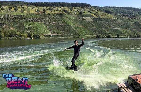 Bild 1 von 3: Benedikt Weber ist zurück im Disney Channel und stellt sich ab Frühjahr in DIE BENI CHALLENGE scheinbar unmöglichen Herausforderungen: Kann ein Mensch 100 Meter weit mit nackten Füßen übers Wasser laufen? Oder unter Wasser eine Bratwurst grillen? Natürlich nicht!... Oder etwa doch? Benedikt findet es raus, egal wie und egal womit, denn \