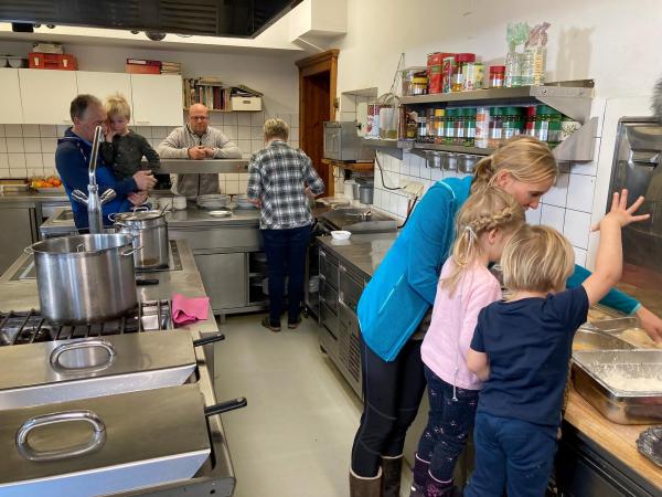 Bild 1 von 22: Im Bild: Gemeinsames Kochen von 3 Generationen der Familie Spreitzhofer.