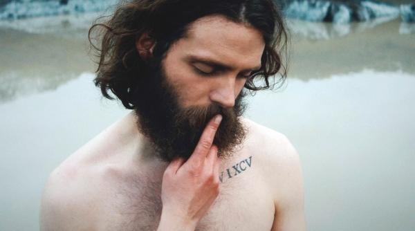 Bild 1 von 2: Jón (Jón Gunnar Vopnfjörð Ingólfsson) scheint die Kälte nicht zu spüren.