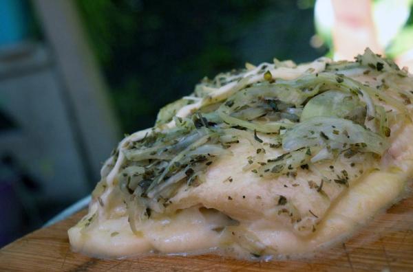 Bild 1 von 4: In Argentinien bereitet Diego seine Pizza zu.