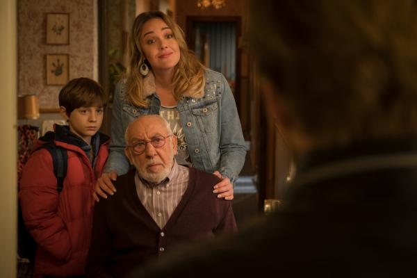 Bild 1 von 14: Nachdem Hintz (Dieter Hallervorden, M.) die Türschlösser ausgewechselt hat, schaffen es Trixie (Alwara Höfels, r.) und ihr Sohn Sean (Lior Kudrjawizki, l.) mit einer List und mithilfe der Polizei wieder in die Wohnung.