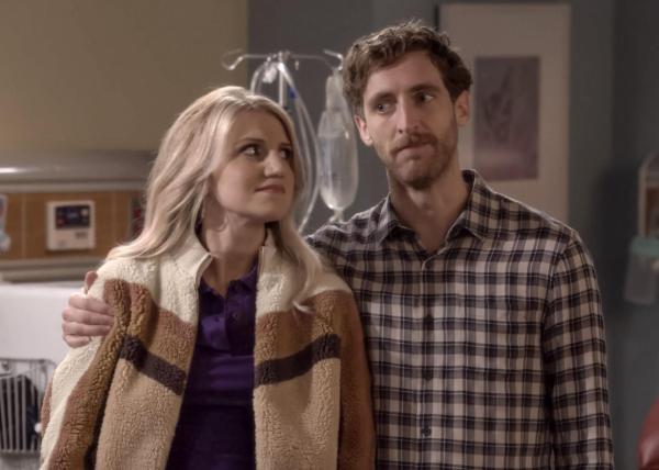 Bild 1 von 11: Gina Dabrowski (Annaleigh Ashford, l.); Drew Dunbar (Thomas Middleditch, r.)
