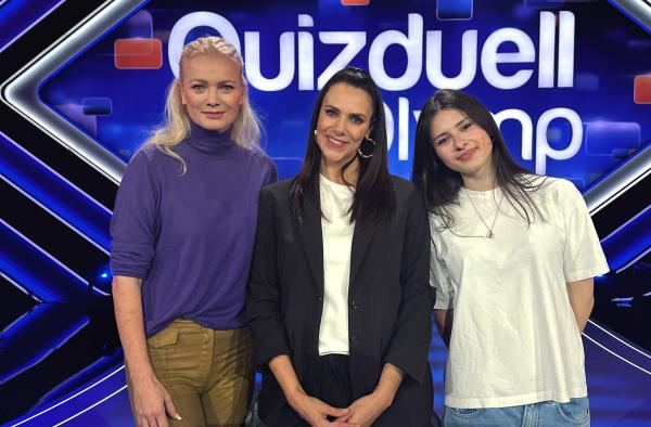 Bild 1 von 2: Moderatorin Esther Sedlaczek (M.) mit den Kandidatinnen des Teams \