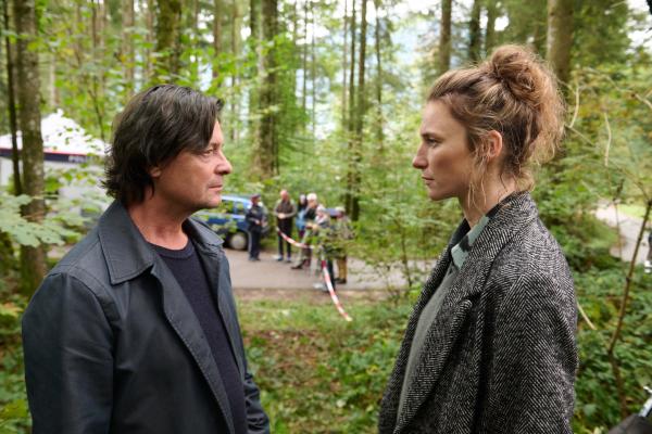Bild 1 von 15: Thomas Meiberger (Fritz Karl) und Anna Grünwald (Lisa Schützenberger) ermitteln in einem Mordfall während ServusTV's \