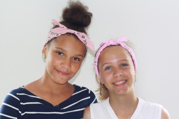 Bild 1 von 2: Chiara (li.) kocht gemeinsam mit ihrer Freundin Lilli (re.) einen afrikanischen Gemüseeintopf.