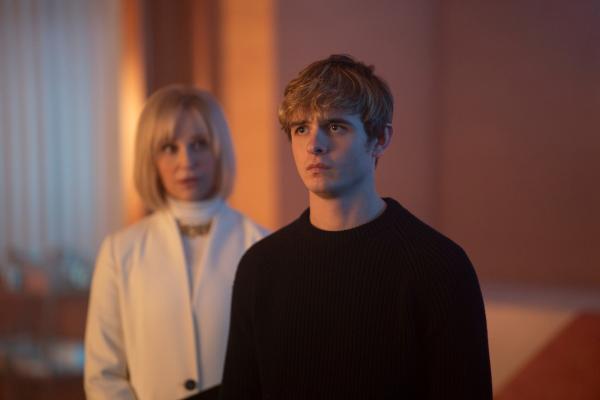Bild 1 von 3: Mrs. Rothman (Sofia Helin) offenbart Alex (Otto Farrant) die Wahrheit über seinen Vater. Doch kann er ihr vertrauen?