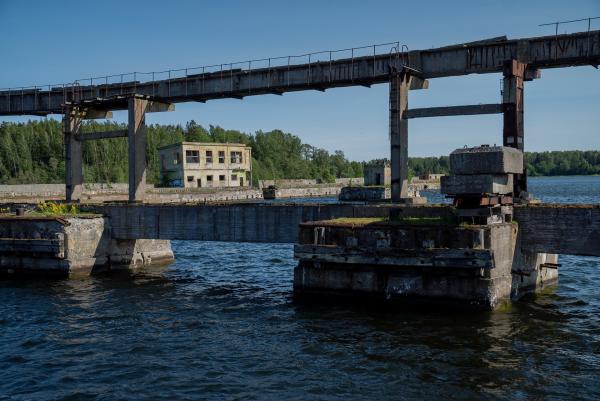 Bild 1 von 13: Heute nur noch eine Ruine, doch damals ist der Hafen von Hara ein Hightechprojekt der Sowjets.