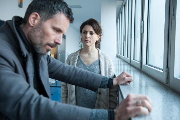 Bild 1 von 8: Dr. Fred Abel (Tim Bergmann, l.); Marie Lindweg (Christina Hecke, r.)