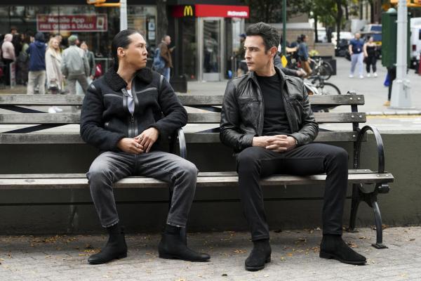 Bild 1 von 4: Nico Chao (Smitty Chai, l.); Special Agent Stuart Scola (John Boyd, r.)