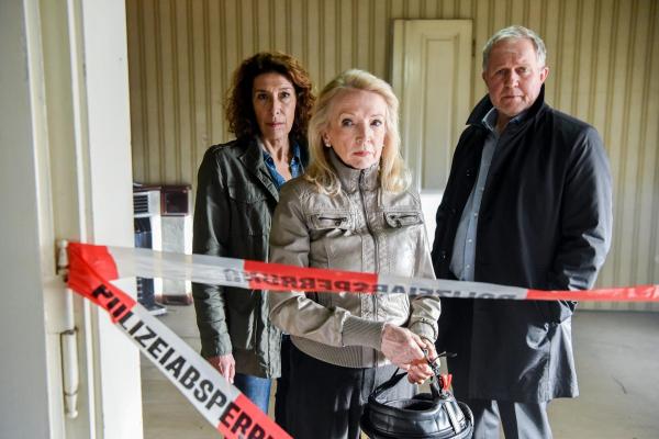 Bild 1 von 1: Im Bild (v.li.): Adele Neuhauser (Bibi Fellner), Erika Mottl (Henriette Cerwenka), Harald Krassnitzer (Moritz Eisner).